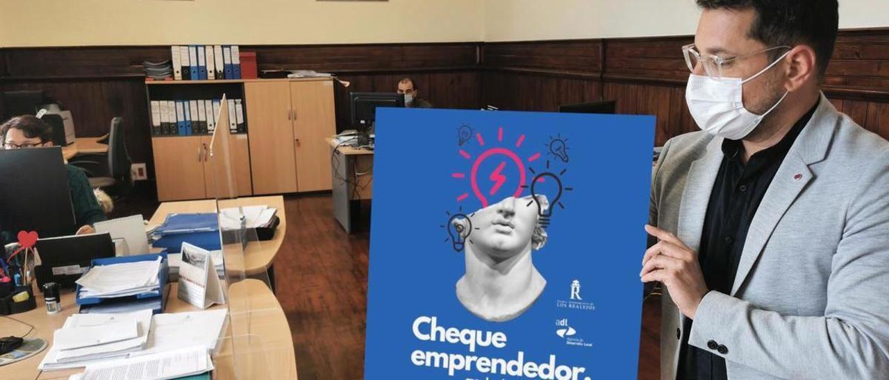 Adolfo González sujeta el cartel de esta nueva convocatoria del Cheque Emprendedor de 2022