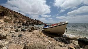 Imagen de archivo de una patera abandonada en la costa de Formentera.