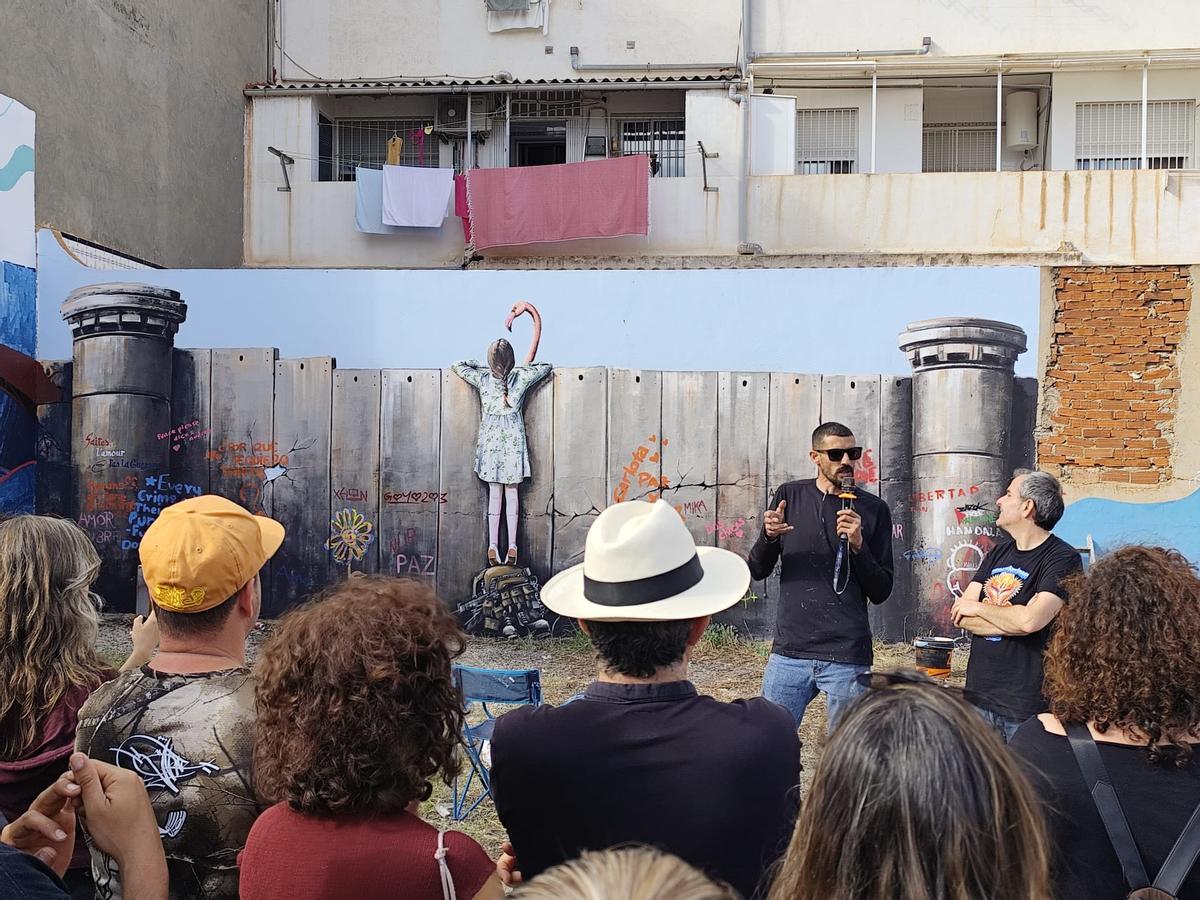 El artista Taqi Spateen explicando su obra.