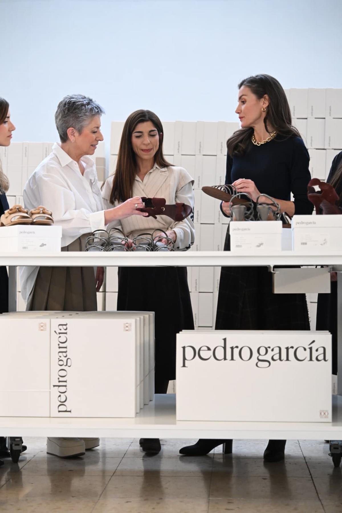 La reina Letizia visita la fábrica de calzado de la firma Pedro García