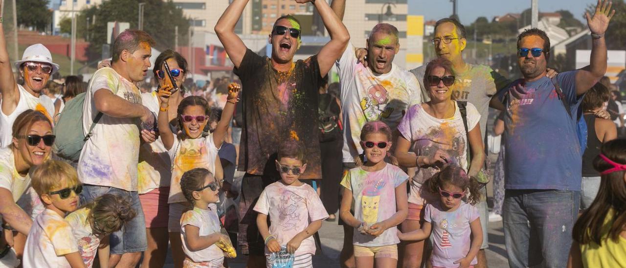 Participantes, ayer, en la Holi Party, en el parque de Europa de Las Vegas. | María Fuentes