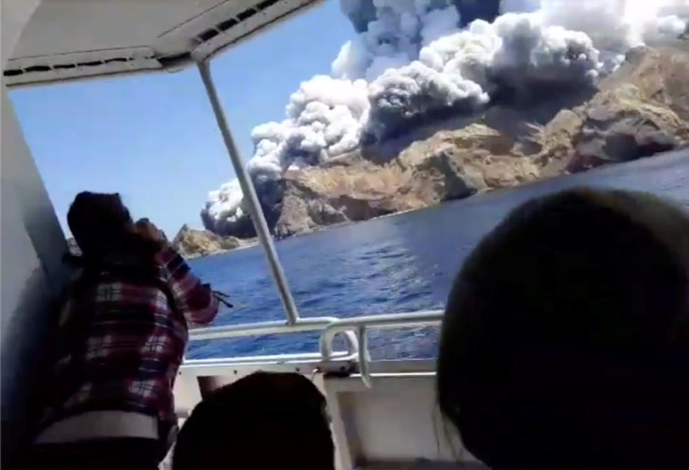 Erupción del volcán Whakaari en Nueva Zelanda.