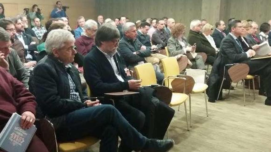 Algunos de los alcaldes y autoridades asistentes a la asamblea de la Federación Asturiana de Concejos (FACC).