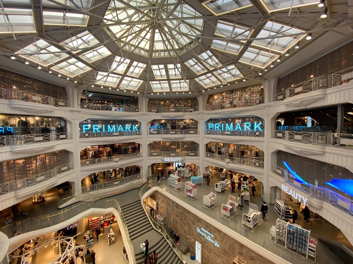 Archivo - Tienda de cinco plantas en Primark Gran Vía