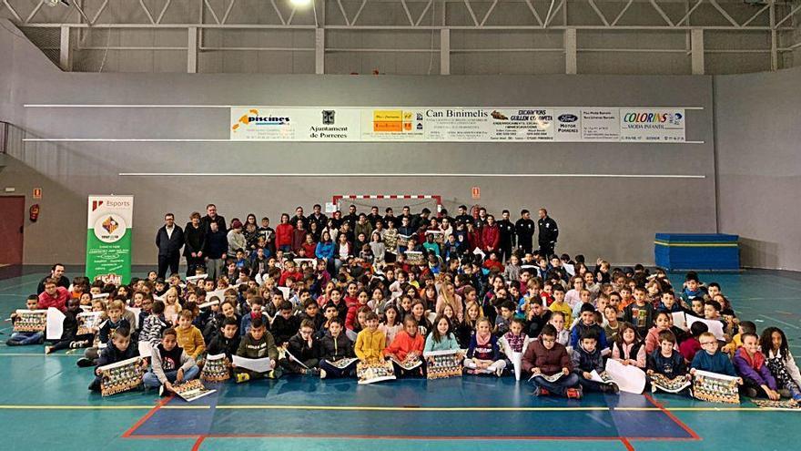 Los jugadores del Palma Futsal y los alumnos de la Escola Nova en el polideportivo.