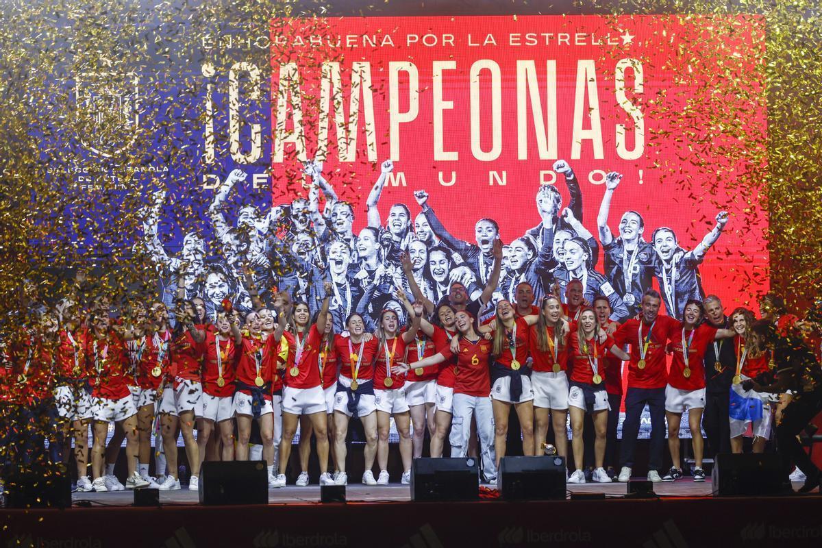 Las jugadoras de la selección española celebran en Madrid el Mundial conseguido en Australia.