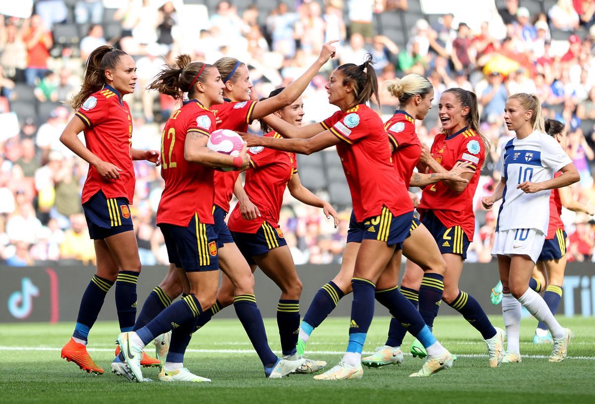 La española Irene Paredes celebra marcar su primer gol con sus compañeras