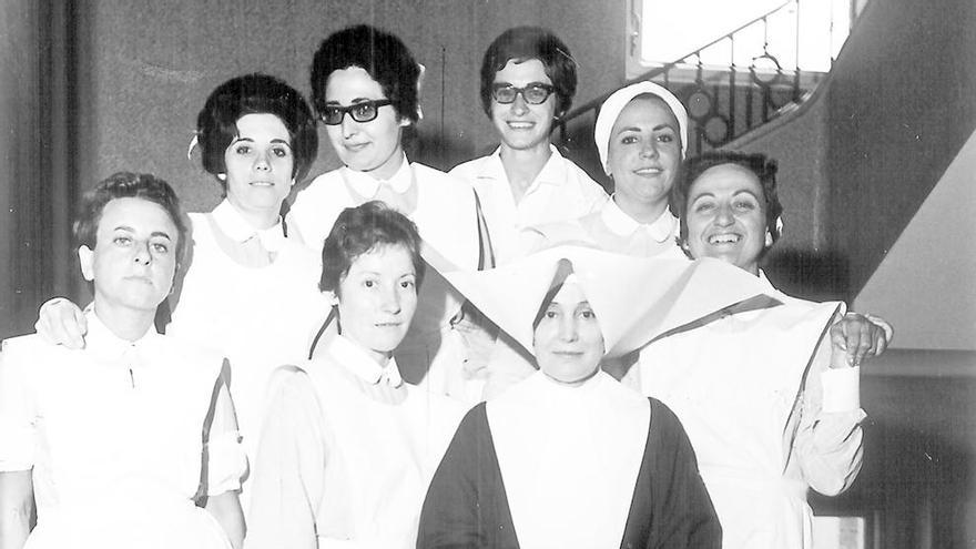 Estudiants d&#039;infermeria acompanyades d&#039;una de les monges de la comunitat religiosa de les Filles de la Caritat de Sant Vicenç de Paül · Diari de Girona