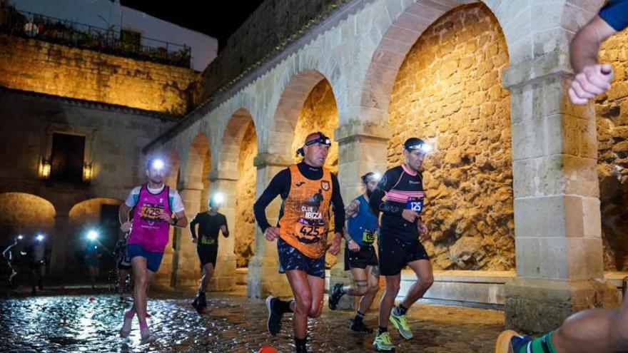 Varios corredores entrando en Dalt Vila, anoche en la carrera nocturna de 10K. | TRIDEPORTE