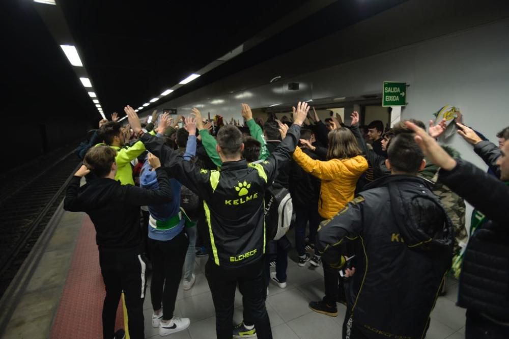 Los aficionados del Elche CF y del Hércules CF apoyan a su equipo antes del derbi