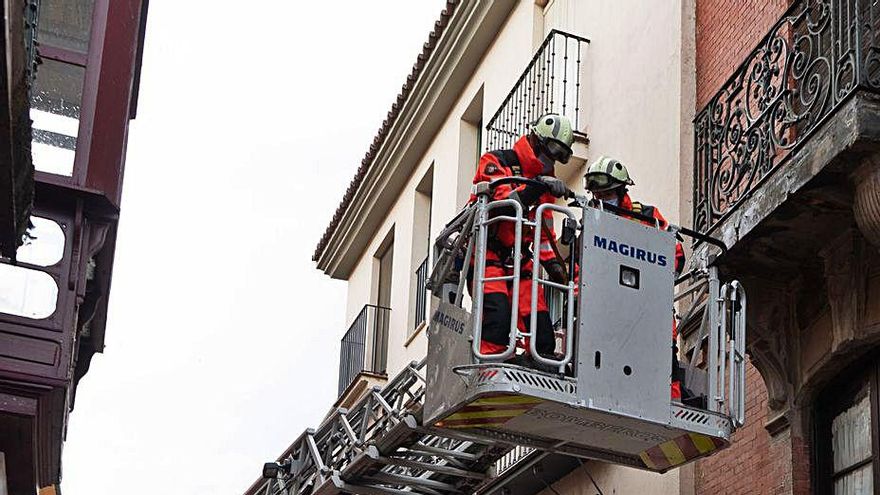 Bomberos actúan sobre una fachada en la capital.