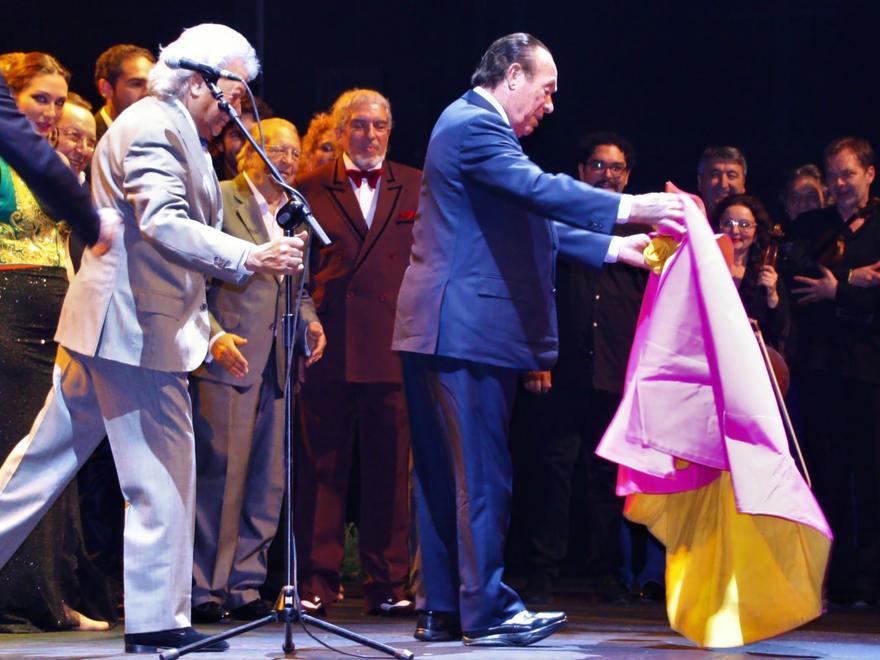 Lance taurino del maestro de Camas en el homanaje de 2.016 en el Teatro de la Maestranza. Al fondo, Paco Suárez con El Lebrijano