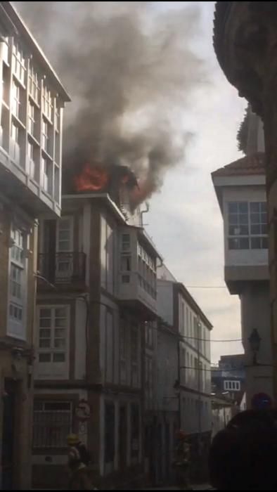 Un incendio destruye un piso en la calle Santa Mar
