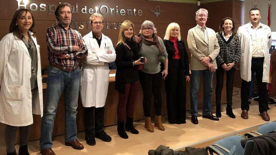 María Teresa Olmo, Jesús Delgado, José Manuel Llera, Inés Rodríguez, Carmen Rodríguez, Alicia Somoano, José Guillermo Rebollo, Montserrat Pérez y Julio Marcos, en el acto de homenaje en el Hospital de Arriondas, ayer.