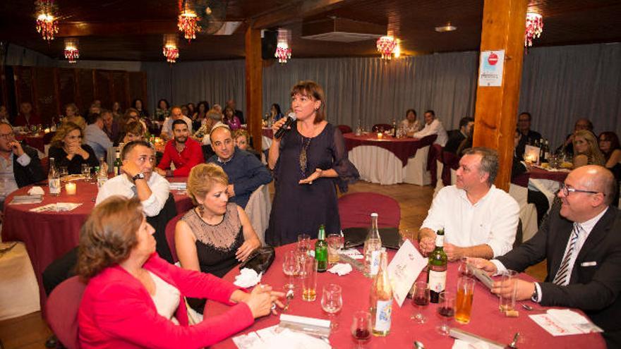 La alcaldesa de Santa Lucía, Dunia González, se dirige a los asistentes a la cena.