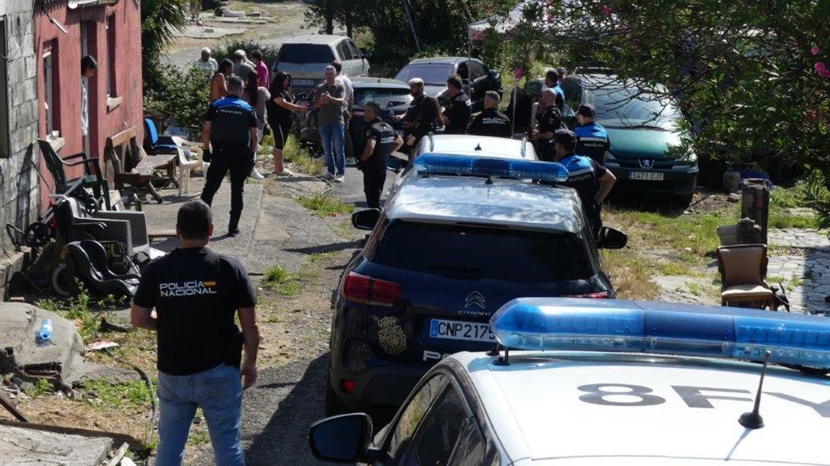 Imagen de la operación policial que se saldó con seis detenciones este miércoles en el barrio ribeirense de A Conlleira.
