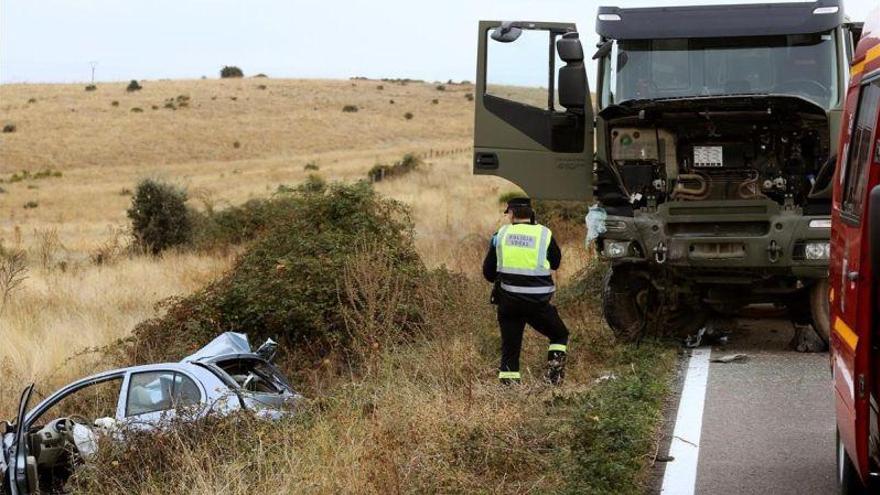 Muere una niña en un choque entre un turismo y un camión del Ejército