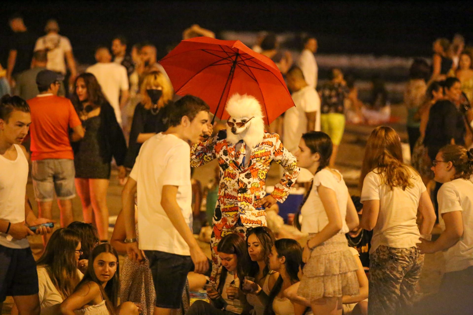 Vuelve la tradición de las hogueras a las playas de Alicante, pero sin botellón