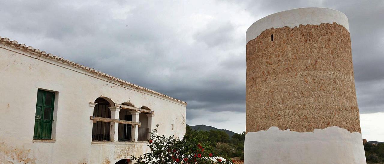 La torre de Can Pere Mosson finalizada, cinco años después de que se derrumbara a causa de una gran tormenta.  | J.A. RIERA