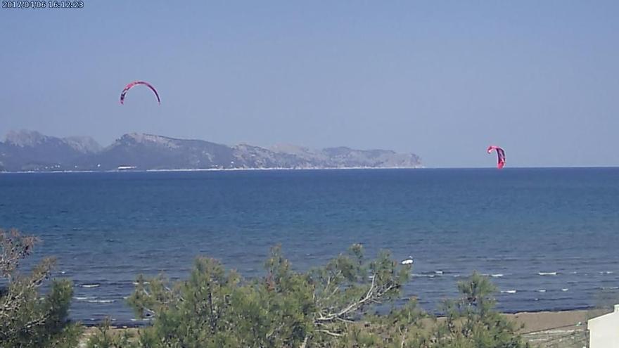 Wind und Sonne: Kite-Surfer vergnügen sich am Donnerstagvormittag (6.4.) in Port d&#039;Alcúdia.