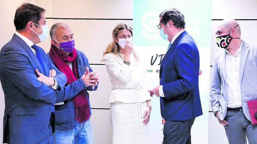 La ministra de Trabajo, Yolanda Díaz, junto a Gerardo Cuevas (izquierda), Pepe Álvarez (centro izquierda), Antonio Garamendi (centro derecha) y Unai Sordo (derecha). |