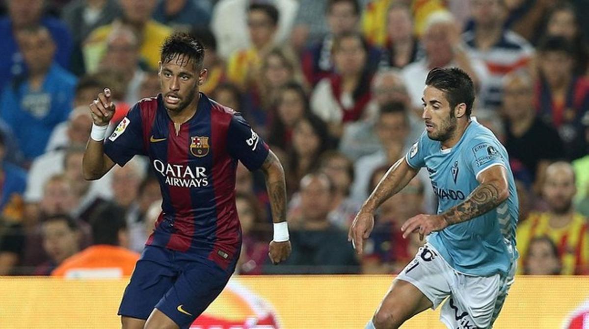 Neymar s’escapa de Lillo en el partit de Lliga jugat al Camp Nou dissabte.