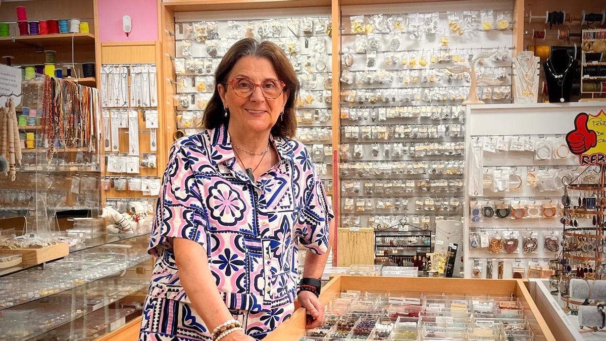 María Rico de León en su tienda, Abalorios DCandalija.