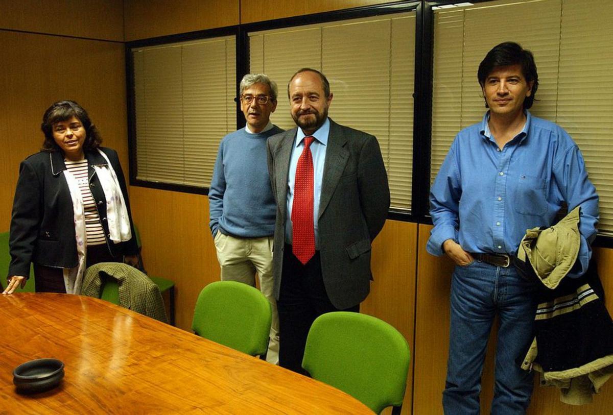 De izquierda a derecha, Adonina Tardón, Agustín Hidalgo, Carlos Suárez y Carlos López Otín, primer equipo de gobierno del IUOPA, en una imagen de 2002.  | LNE