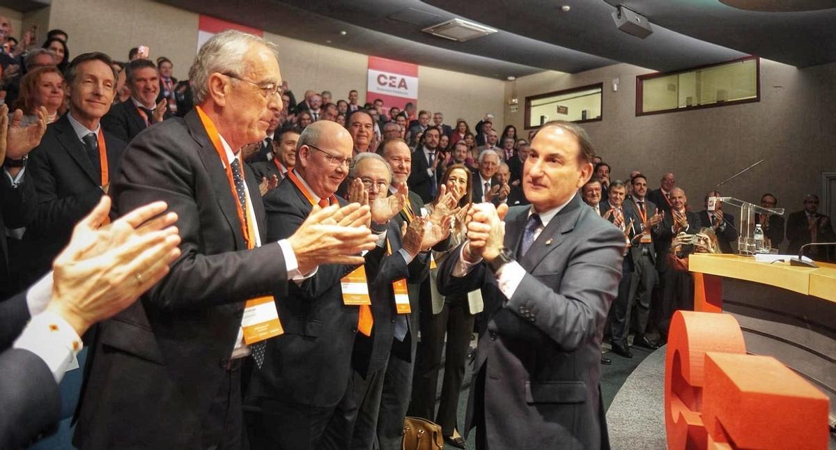 La Confederación de Empresarios de Andalucía (CEA) ha reelegido este jueves al malagueño Javier González de Lara como presidente.
