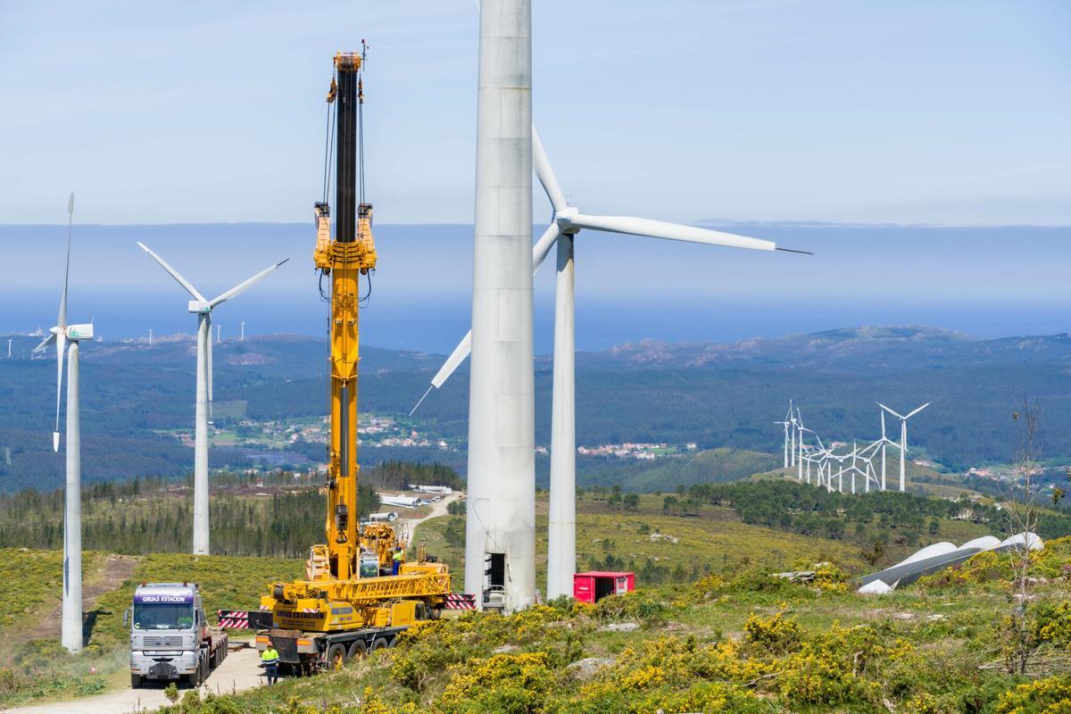 Trabajos de repotenciación de un parque eólico en Galicia.