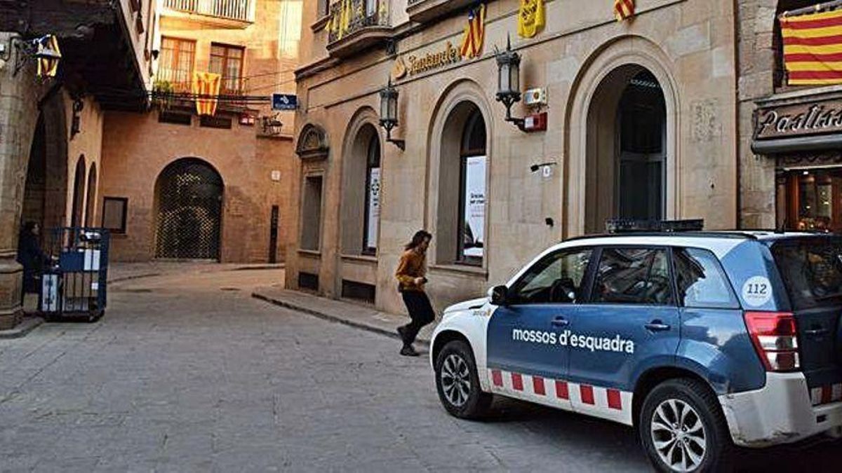 Una patrulla davant dels Jutjats de Solsona Una patrulla davant dels Jutjats de Solsona