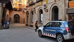 Una patrulla davant dels Jutjats de Solsona