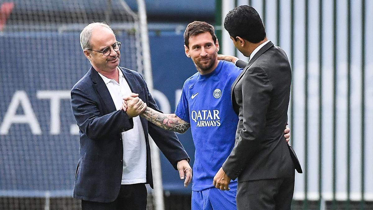Lionel Messi (125 goles en 156 partidos), junto a Luis Campos (director técnico) y Nasser Al-Khelaifi (presidente), en la sesión preparatoria del PSG.