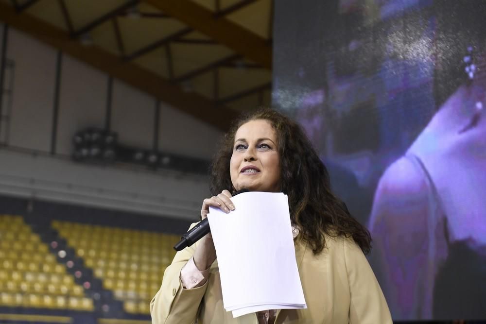 La diputada Carla Antonelli, con estudiantes de Secundaria en el Centro Insular de Deportes