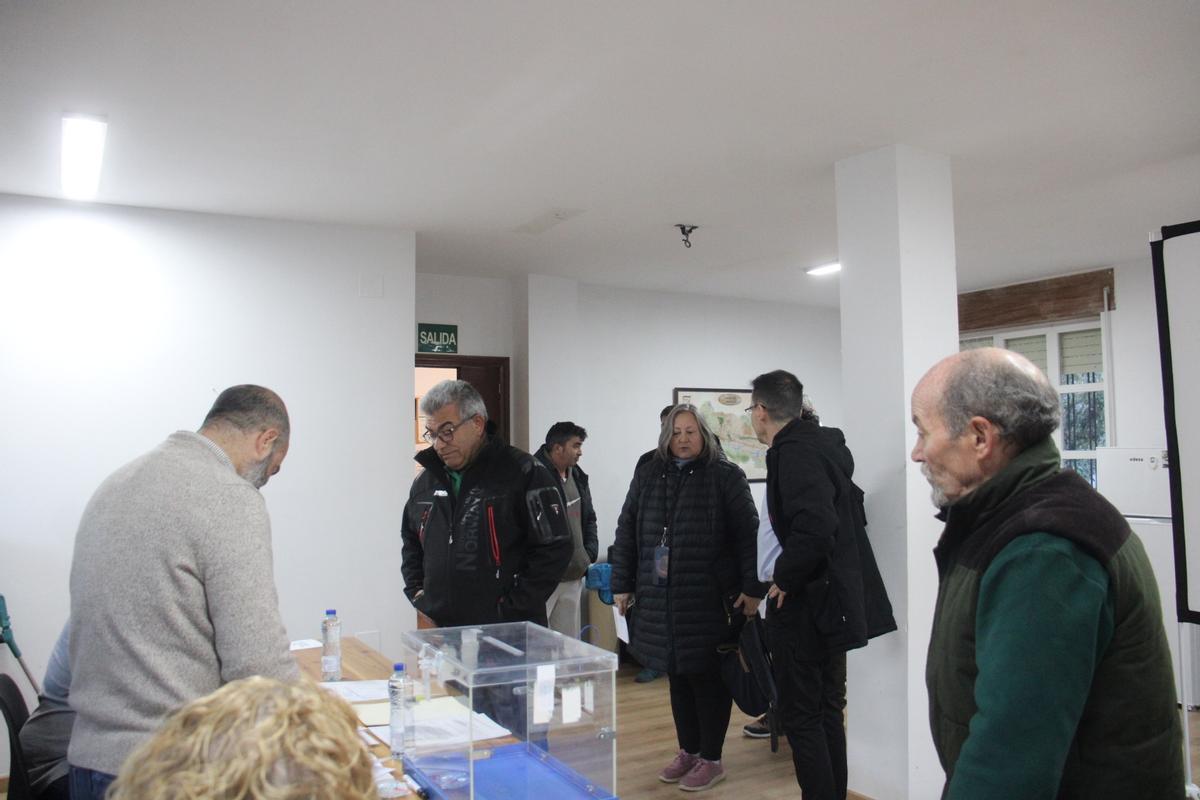 GALERÍA | Los vecinos de Sanabria acuden a la cita con las urnas