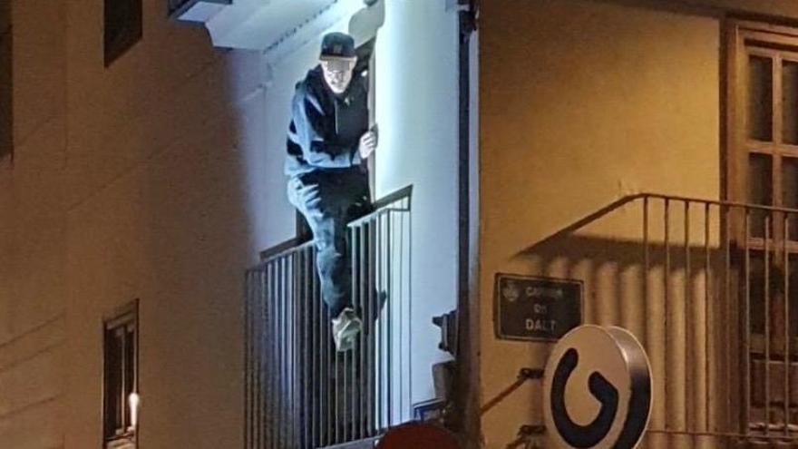 La Policía Local en el momento en el que sorprendió a uno de los ladrones escalando la fachada de un edificio de Ciutat Vella