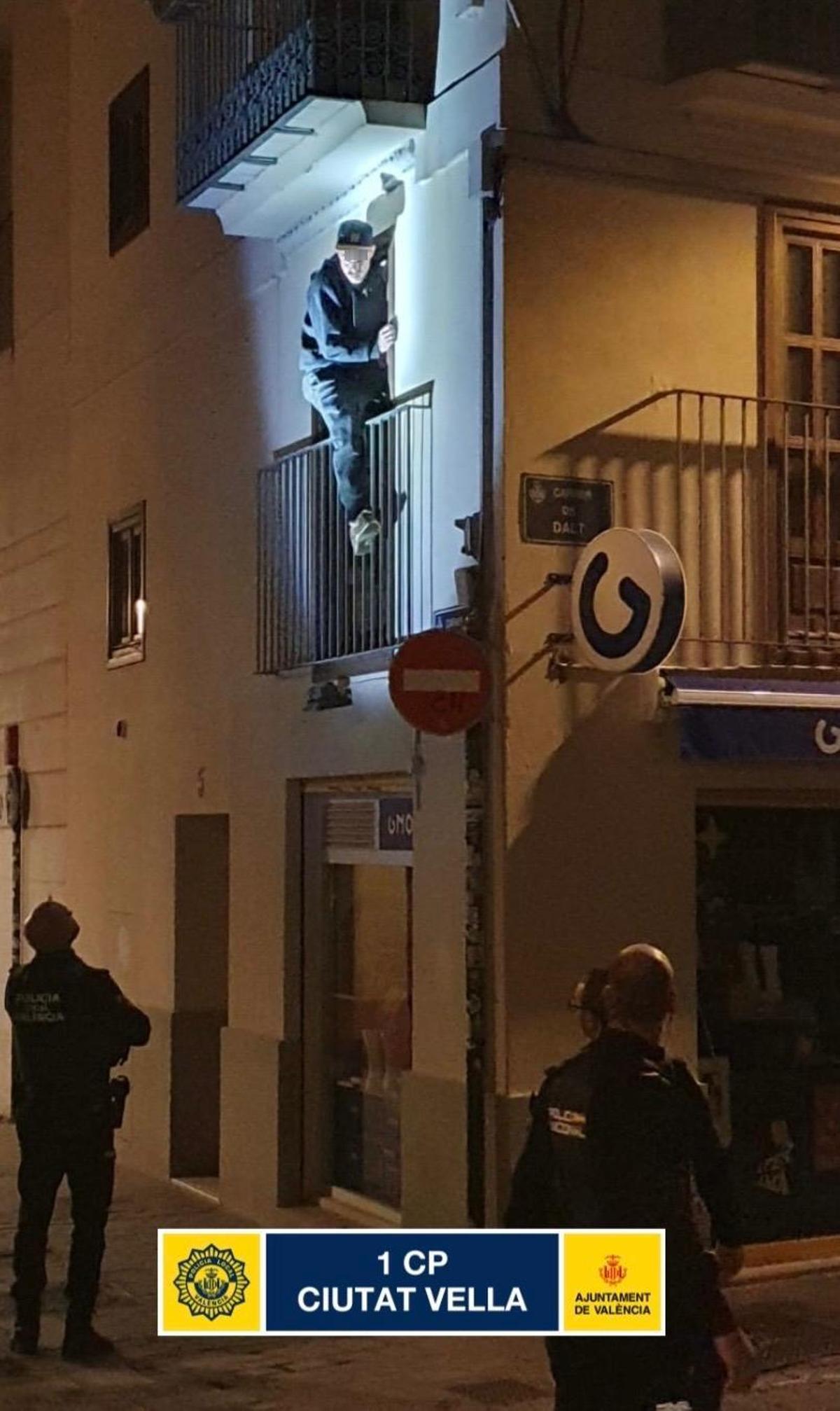 La Policía Local en el momento en el que sorprendió a uno de los ladrones escalando la fachada de un edificio de Ciutat Vella