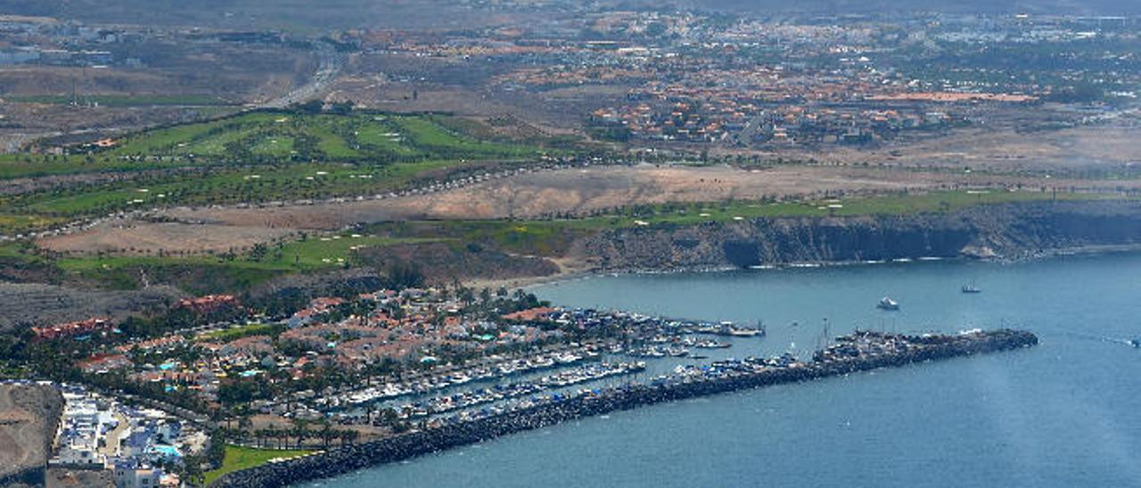 Vista de Pasito Blanco y de los terrenos de Meloneras, en el sur de Gran Canaria, con el campo de golf al fondo.