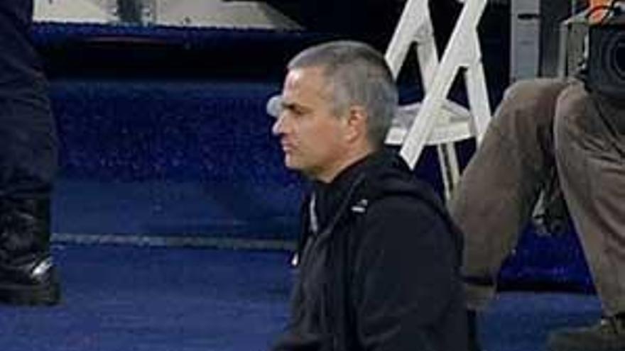 Mourinho sigue de rodillas los lanzamientos desde el punto de penalti.