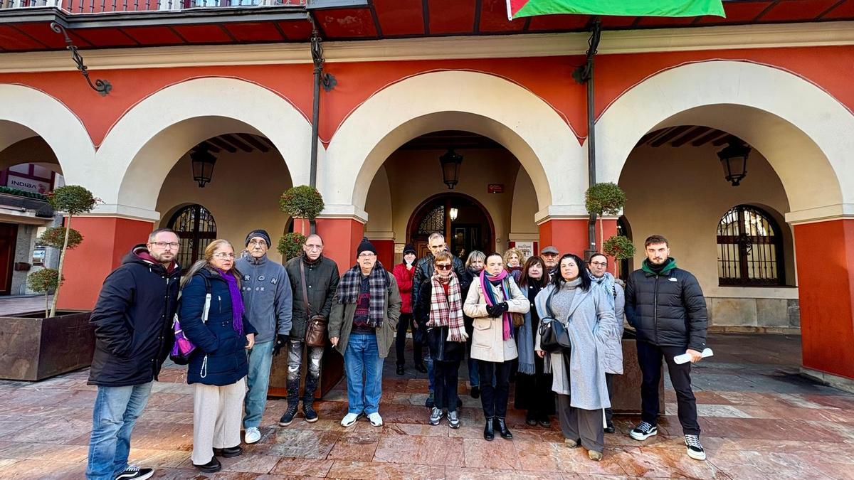 Una representación de vecinos de la calle José Álvarez Valdéz, en el barrio de El Puente, ante el Ayuntamiento de Langreo
