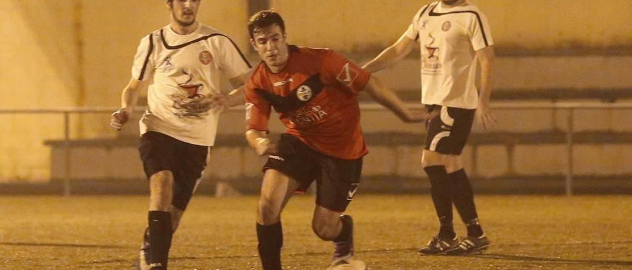 Una acción del Versalles-Rayo Villalegre de la presente Liga.