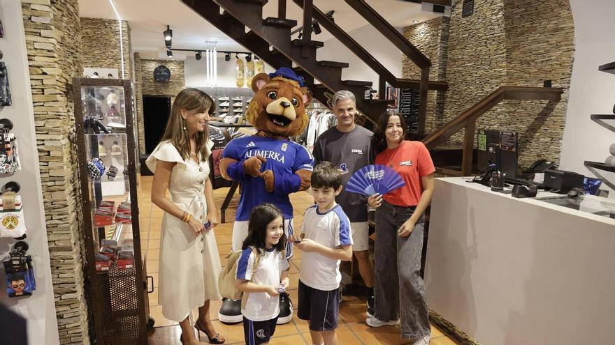 La campaña de dinamización del comercio local y de apoyo al Real Oviedo suma nuevos establecimientos: ya son 300 y distribuyen estos regalos