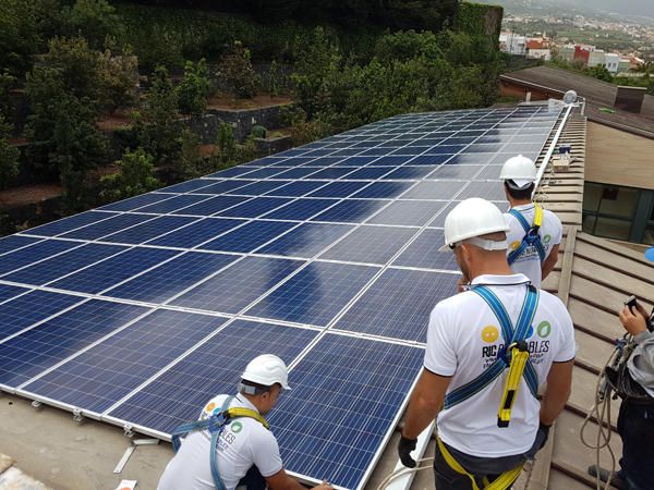 Instalación de placas fotovoltaicas llevada a cabo por RIC Renovables en Tenerife