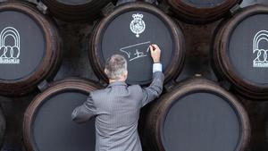 El rey Felipe VI firma una barrica de las bodegas Barbadillo, en Sanlúcar de Barrameda, en 2022.