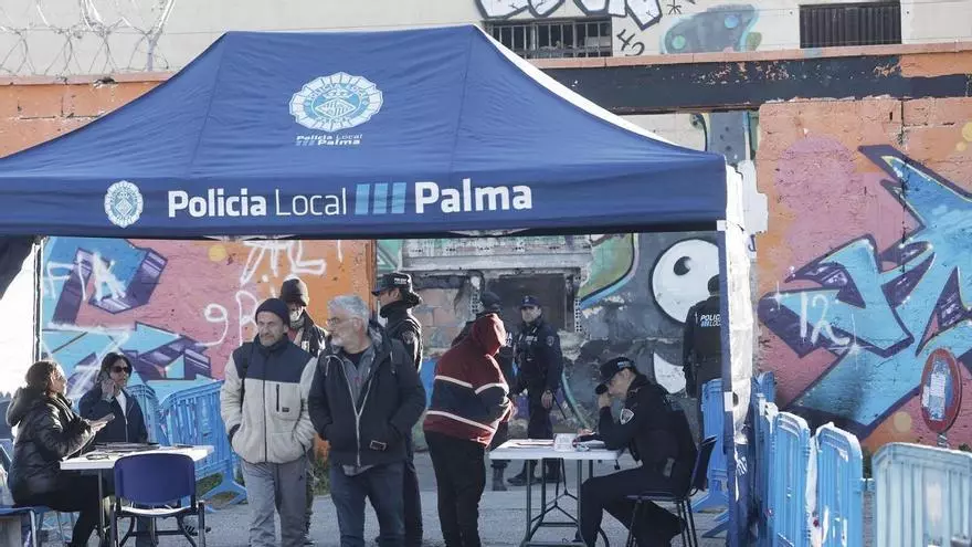 VÍDEO | La Policía Local establece un control en los accesos de la antigua cárcel de Palma para conocer el número exacto de residentes