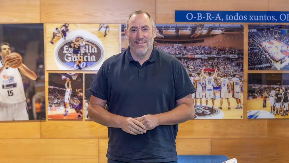 Héctor Galán en un rincón del Multiusos de Sar a la espera del partido ante el Gipuzcoa