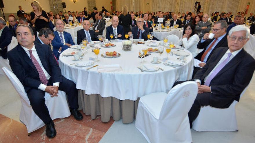 Antonio Cacereño, director del periódico LA PROVINCIA; Francisco Moreno, director de Comunicación de Lopesan; Juan Miguel Sanjuán, presidente del grupo Satocan; Pedro Ortega, consejero de Economía del Gobierno canario; Francisco Orsini, director general de Editorial Prensa Ibérica en Canarias; Carolina Darias, presidenta del Parlamento; Héctor de Armas, vicepresidente de Ralons; y Guillermo García Alcalde, consejero delegado de Editorial Prensa Ibérica, ayer, durante el coloquio del Foro LA PROVINCIA.