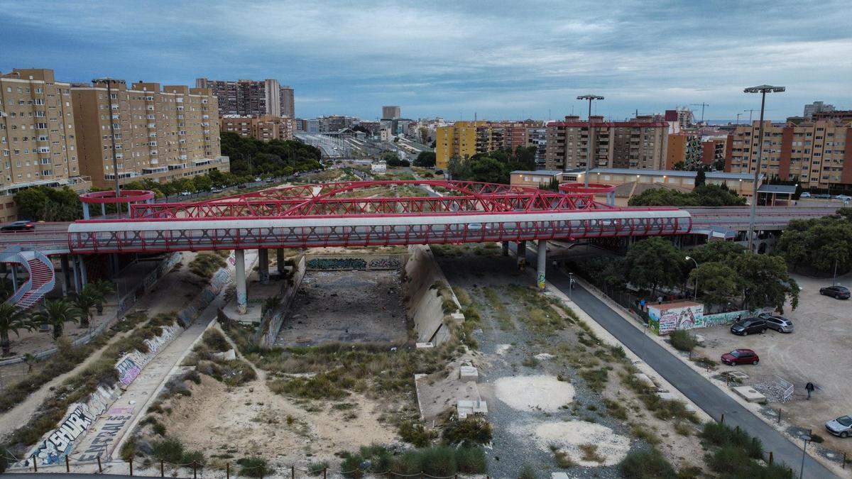 La zona del futuro Parque Central, frente al Puente Rojo y con las vías ferroviarias visibles al fondo.