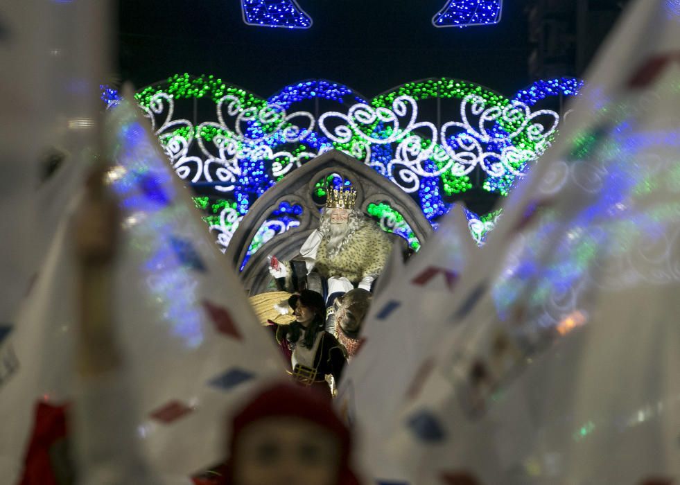 Los Reyes Magos reparten ilusión por la ciudad de Alicante.