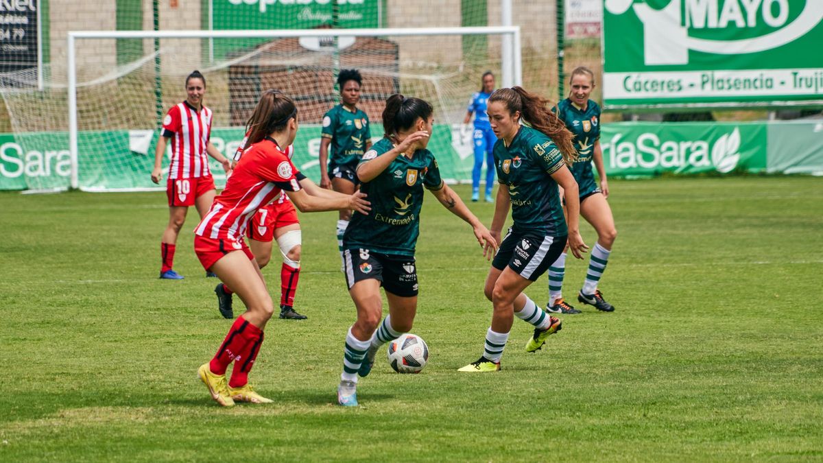 Una acción del partido del pasado domingo entre el Cacereño Femenino y el Athletic Club B (1-3).